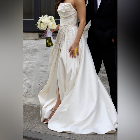 Wedding dress with pearls - Picture 2 of 5